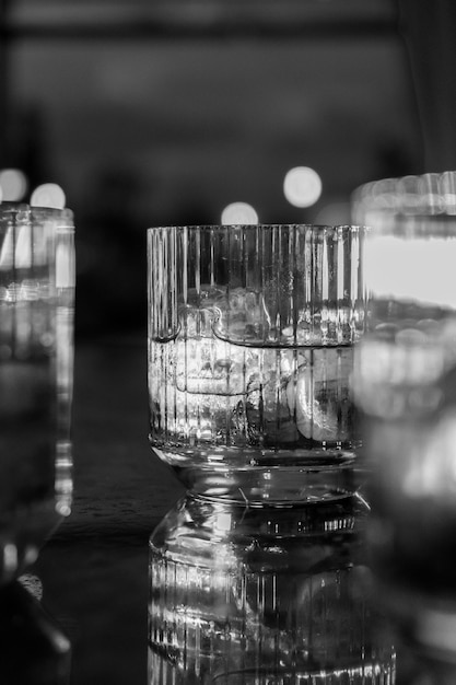 Foto nahaufnahme von glasgläsern auf cocktails auf dem tisch