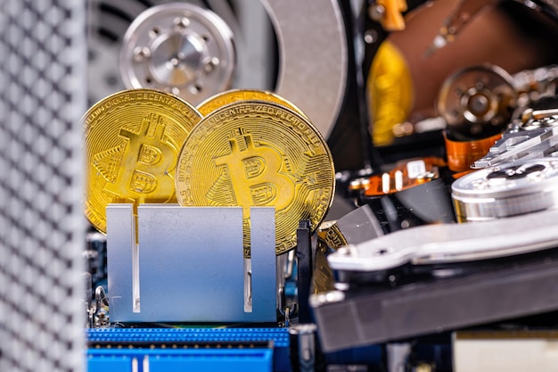 Nahaufnahme von Gold-Bitcoin auf Computerkomponenten-Hintergrundtechnologie und digitalem Währungskonzept