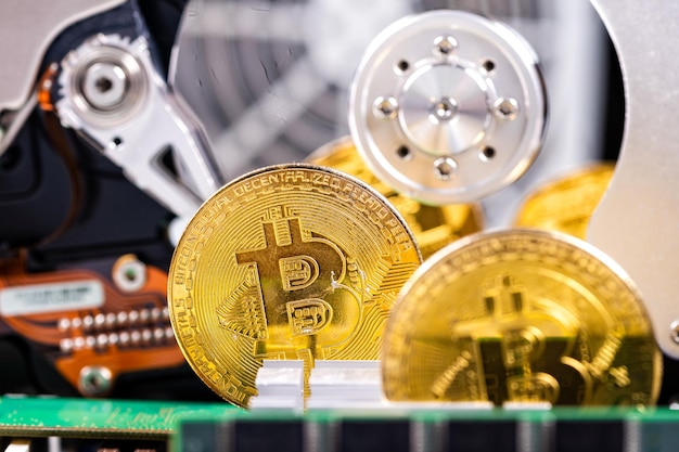 Nahaufnahme von Gold-Bitcoin auf Computerkomponenten-Hintergrundtechnologie und digitalem Währungskonzept