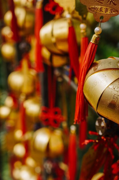 Nahaufnahme von goldenen Dekorationen, die im Tempel hängen