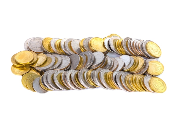 Foto nahaufnahme von goldenen münzen auf weißem hintergrund
