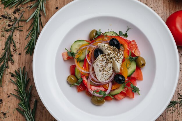 Nahaufnahme von griechischem Salat mit frischem Gemüse Feta-Käse und Oliven in einem Teller Vegetarisch gesund