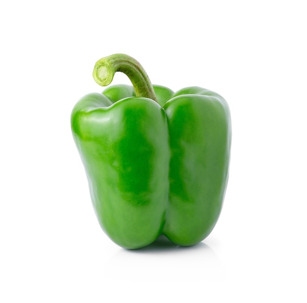 Nahaufnahme von grünem Paprika vor weißem Hintergrund