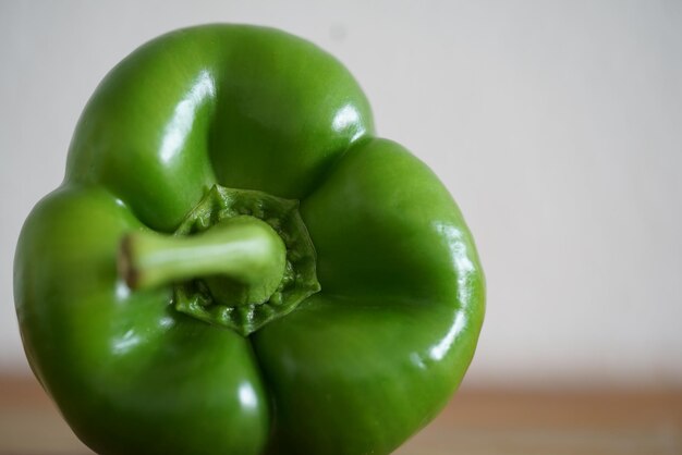 Foto nahaufnahme von grünen paprika auf dem tisch