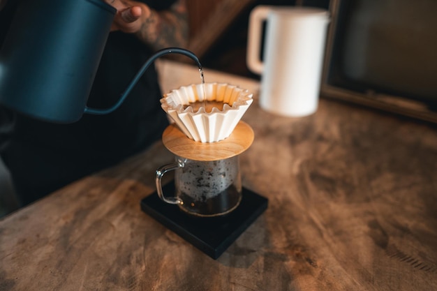 Nahaufnahme von Händen Barista macht Kaffee