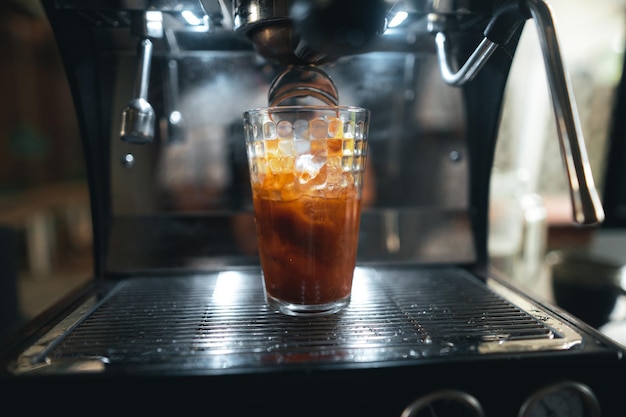 Nahaufnahme von Händen Barista macht Kaffee