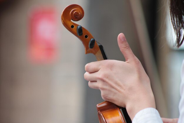 Foto nahaufnahme von händen, die gitarre spielen