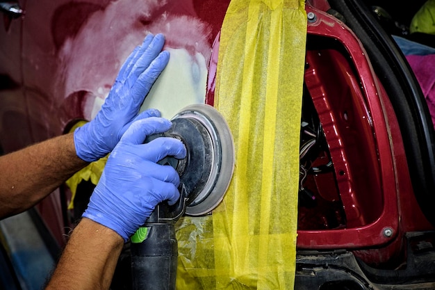 Foto nahaufnahme von händen, die in einer garage an einem auto arbeiten