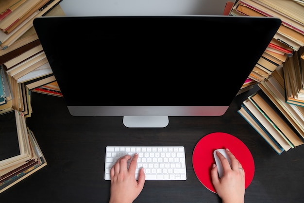 Nahaufnahme von Händen, die Tastatur eingeben und die Maus im Büro verwenden. Konzept der Bildung und der Arbeit am Computer.