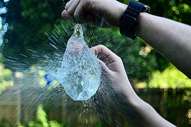 Nahaufnahme von Händen, die Wasser sprühen