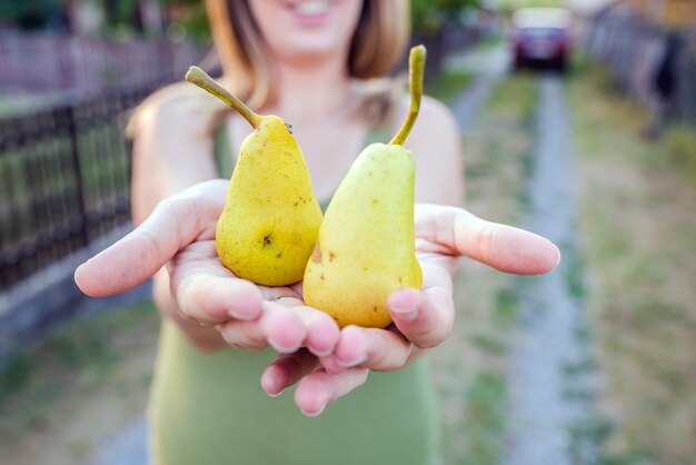 Nahaufnahme von Händen - Frau mit einer gelben Birne - Thanksgiving - Gartenarbeit