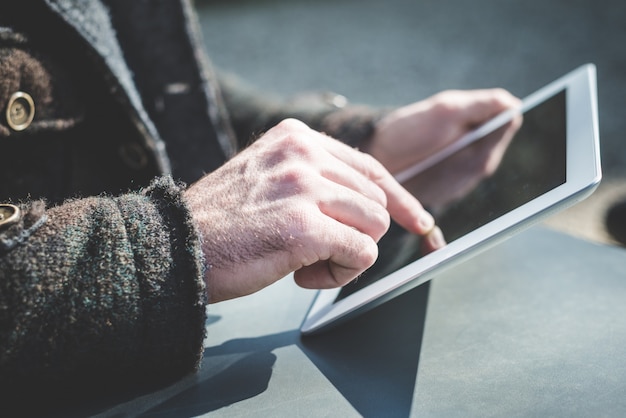 Nahaufnahme von Händen Mann mit Tablet