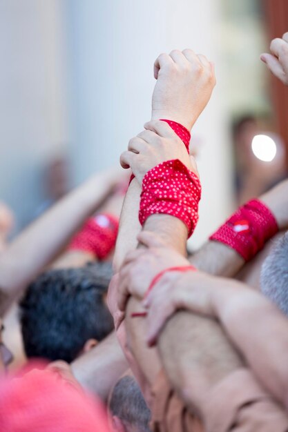 Foto nahaufnahme von händen mit armbändern