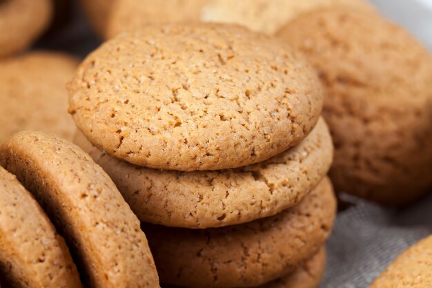 Nahaufnahme von Haferkeksen, nicht sehr kalorienreich, nicht sehr süße trockene und knusprige Kekse, poröse Kekse mit Haferflocken gebacken