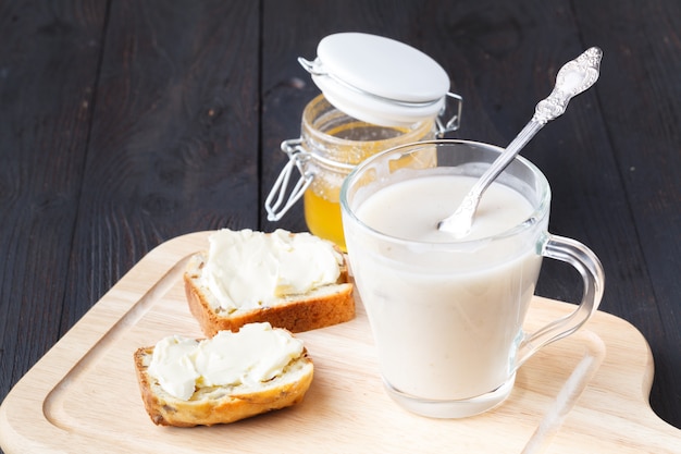 Nahaufnahme von Hafermilch, das Konzept einer vegetarischen Ernährung