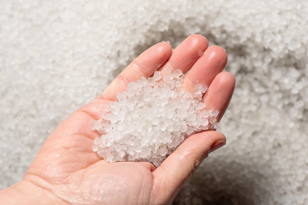 Nahaufnahme von Hagel in Händen nach Hagelsturm Große Hagelmenge auf dem Boden