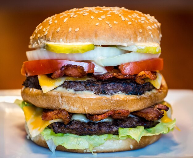 Nahaufnahme von Hamburger auf dem Tisch.