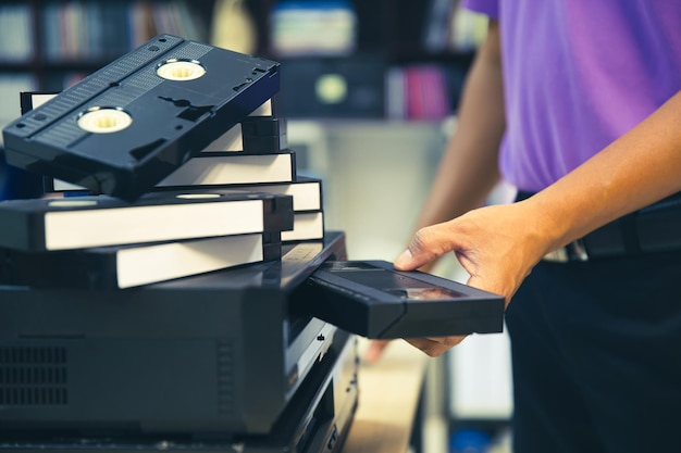 Nahaufnahme von Hand Videokassette einlegen