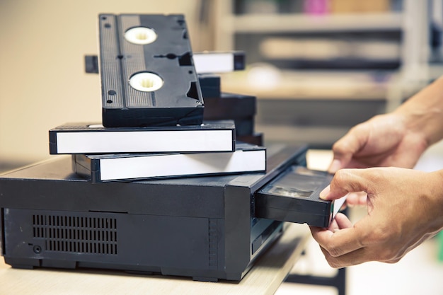 Nahaufnahme von Hand Videokassette einlegen