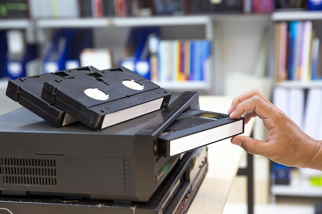 Nahaufnahme von Hand Videokassette einlegen