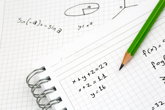 Nahaufnahme von handgeschriebenen mathematischen Formeln. Konzept der Bildung