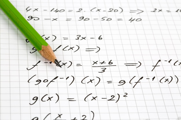 Nahaufnahme von handgeschriebenen mathematischen Formeln. Konzept der Bildung