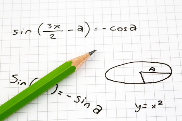 Nahaufnahme von handgeschriebenen mathematischen Formeln. Konzept der Bildung