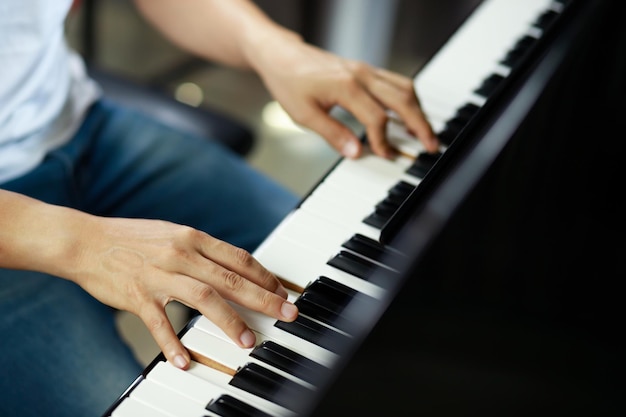 Nahaufnahme von Handmenschen, Musikern, die Klaviertastatur mit selektiven Fokustasten spielen, können als Hintergrund verwendet werden