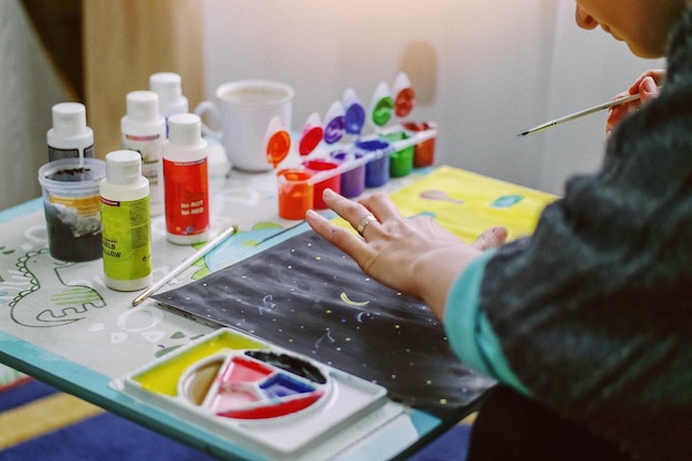 Nahaufnahme von Handspielzeug auf dem Tisch