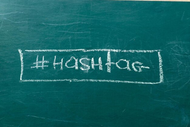 Foto nahaufnahme von hashtag-text und -symbol auf der tafel