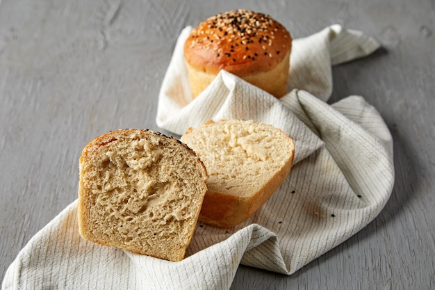 Nahaufnahme von hausgemachtem Brot auf Serviette