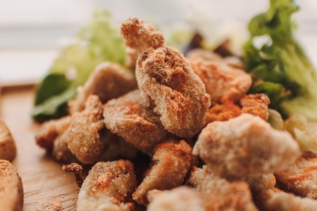 Nahaufnahme von hausgemachtem Hühnchen Karaage in Holzplatte