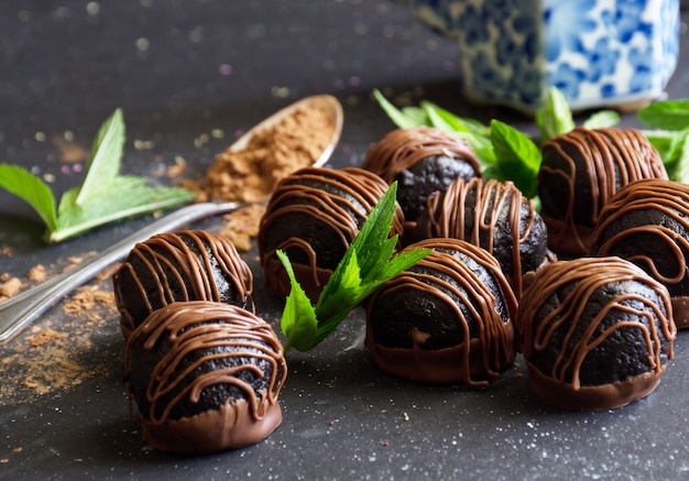 Nahaufnahme von hausgemachten Pralinen Löffel mit Kakaopulver süßes Dessert