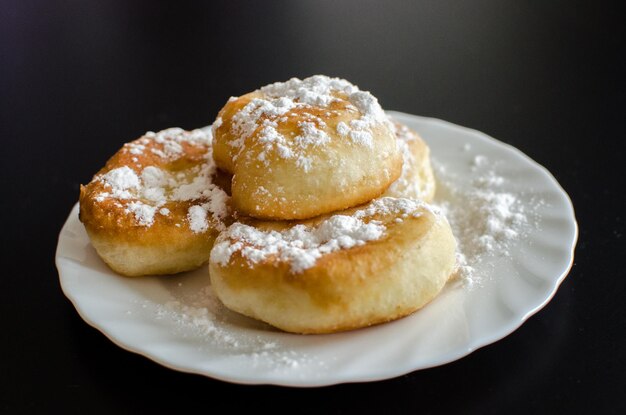 Nahaufnahme von heimischen Donuts auf dem Teller