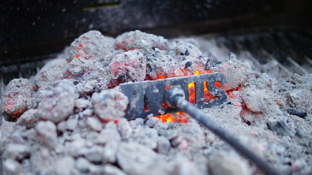 Foto nahaufnahme von heißer grillkohle und asche