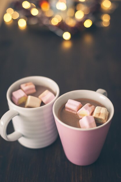 Nahaufnahme von heißer Schokolade mit Marshmallows auf dem Tisch