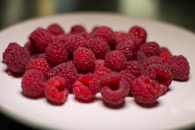 Nahaufnahme von Himbeeren auf einem Teller