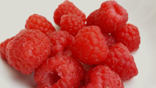 Nahaufnahme von Himbeeren auf weißem Hintergrund