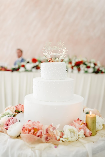 Nahaufnahme von Hochzeitskuchen auf dem Tisch