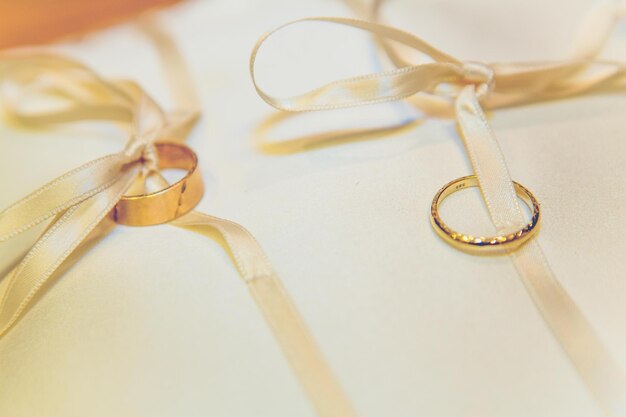 Nahaufnahme von Hochzeitsringen auf dem Tisch