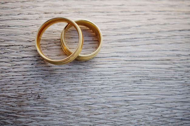 Nahaufnahme von Hochzeitsringen auf dem Tisch