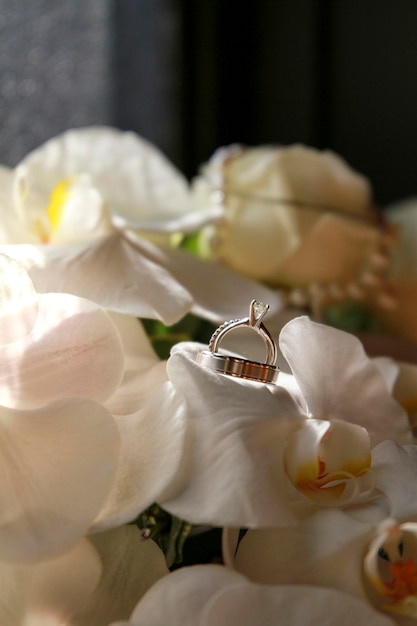 Foto nahaufnahme von hochzeitsringen auf einem bouquet