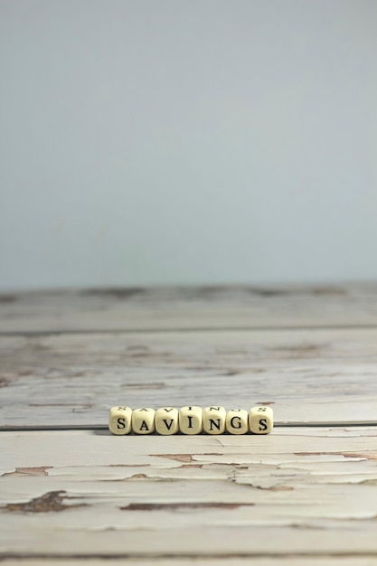 Foto nahaufnahme von holz auf einem tisch gegen das meer