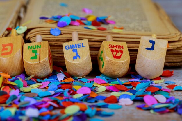 Foto nahaufnahme von holz-spielzeugblöcken mit farbenfrohen konfetti auf dem tisch