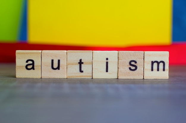 Foto nahaufnahme von holzblöcken mit autismus-text auf dem tisch
