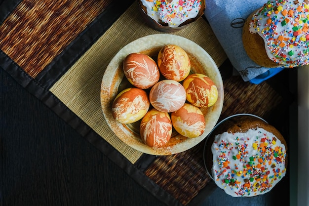 Nahaufnahme von Hühnereiern, hausgemachten Osterkuchen und Weidenzweigen