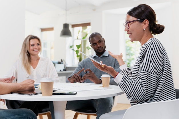 Nahaufnahme von jungen Kollegen, die ein Meeting haben