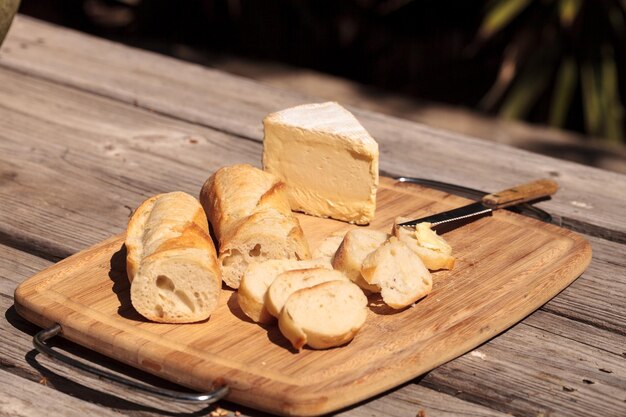 Nahaufnahme von Käse und Brot auf dem Schneidbrett