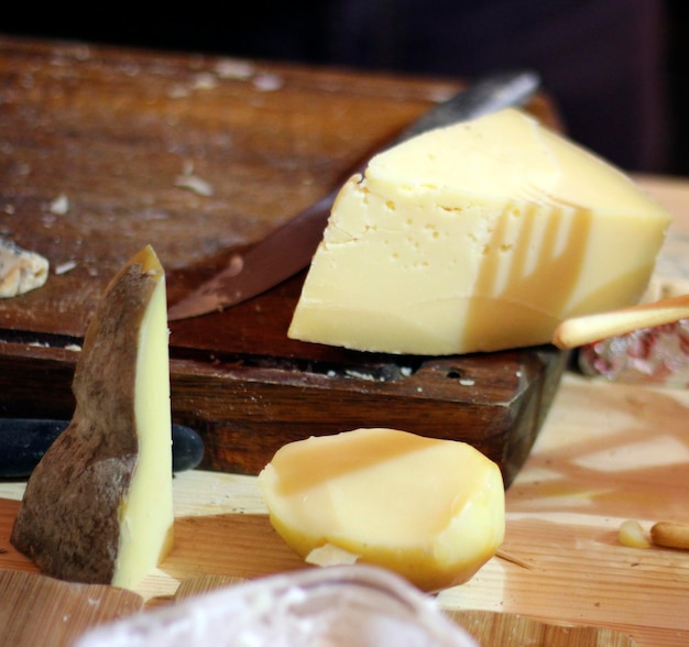 Nahaufnahme von Käse und Schneidebrett auf dem Tisch