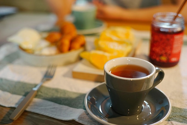 Nahaufnahme von Kaffee am Tisch in einem Cafecito